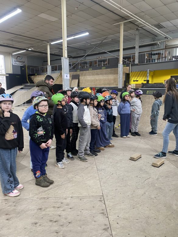 Fahrradtraining der Klasse 3c in der Skaterhalle